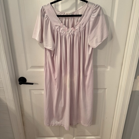 Shadowline Light Pink Womans Nightgown Embroidered Rose Neckline  Size L - Picture 1 of 7